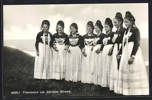 AK Friesinnen in Tracht am Nordseestrand