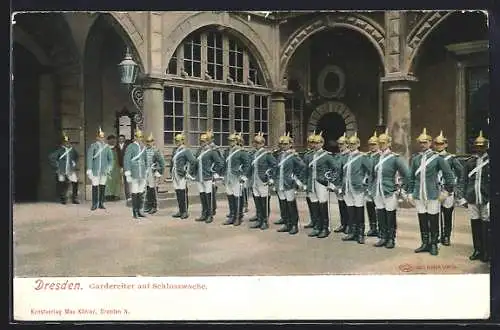 AK Dresden, Gardereiter in Uniform auf Schlosswache