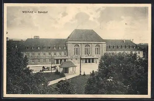 AK Weimar / Thüringen, Vor dem Bahnhof