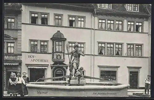 AK Weimar / Thüringen, Kinder am Neptunbrunnen, Hof-Apotheke