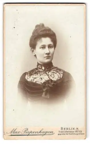 Fotografie Max Piepenhagen, Berlin, Friedrichstrasse 122 /123, Frau Schmidt in elegantem Kleid mit Pailettenschmuck