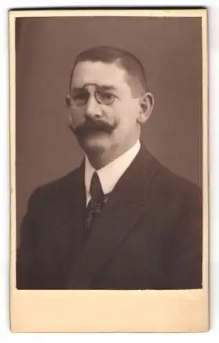 Fotografie unbekannter Fotograf und Ort, Gustav Michels mit Brille