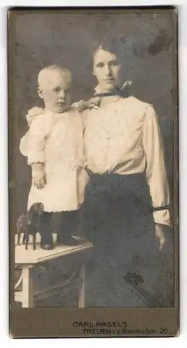 Fotografie Carl Pagels, Treuen, Bahnhofstrasse 20, Herbert mit seiner Mutter