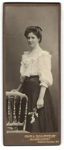 Fotografie Ohm &amp Schlotfeldt, Bergedorf, Wentorferstr. 8a, Tilly Bläsig in hochgeschlossener Bluse