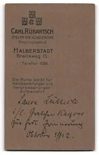 Fotografie Carl Rübartsch, Halberstadt, Breiteweg 15, Laura L. in elegantem Kleid