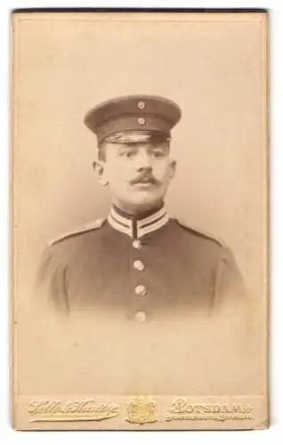 Fotografie Selle &amp Kuntze, Potsdam, Schwetgterstrasse 14, Soldat E. H. Kind in Uniform