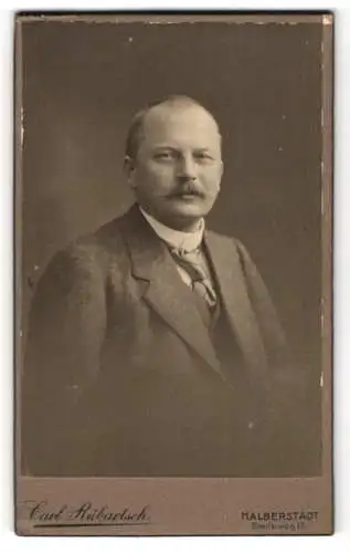 Fotografie Carl Rübartsch, Halberstadt, Breiteweg 15, W. Euttich im Porträt