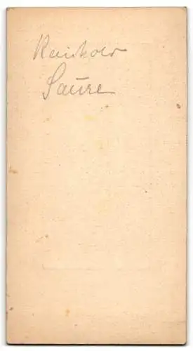 Fotografie Fotograf unbekannt, Basel, Reinhold Saure in Anzug und Fliege