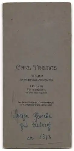 Fotografie Carl Thomas, Leipzig, Marienstrasse 4, Martha Göricke an einem Pult