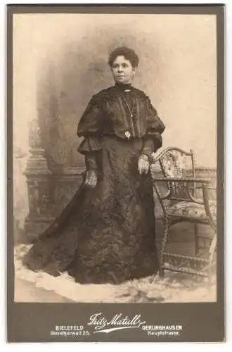 Fotografie Fritz Matull, Bielefeld, Oberntorwall 25, Anna Ilske in dunklem Kleid