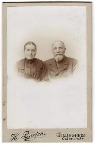 Fotografie H. Barten, Hildesheim, Ostenstr. 34, Helga Bude mit ihrem Ehemann