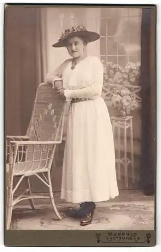 Fotografie W. Arnold, Freyburg a.U., Schützenstr. 7, Hertha Rathmann in weissem Kleid