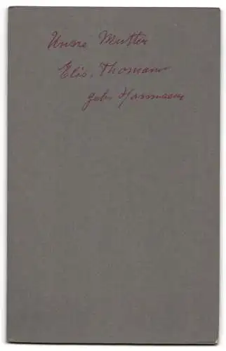 Fotografie Julius Peters, Bergedorf, Brink 10, Elisabeth Thomann auf einem Stuhl sitzend