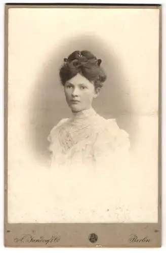 Fotografie A. Jandorf &amp Co., Berlin, S.W. Bellealliancestr. 1 /2, Hedwig mit hochgestecktem Haar