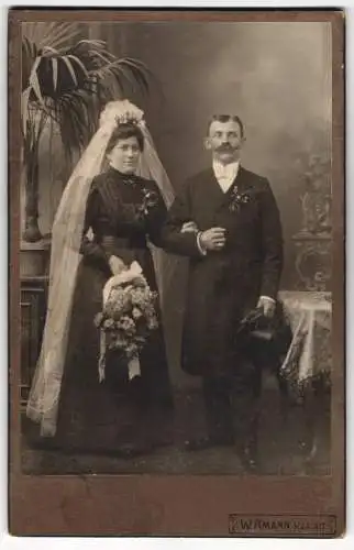 Fotografie W. Amann, Rastatt, Augustaplatz 1, Hochzeitspaar im Studio