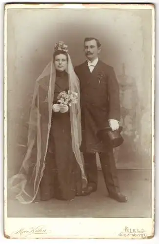 Fotografie Max Kühn, Kiel, Jägersberg 6, Hochzeitspaar mit Schleier und Zylinder