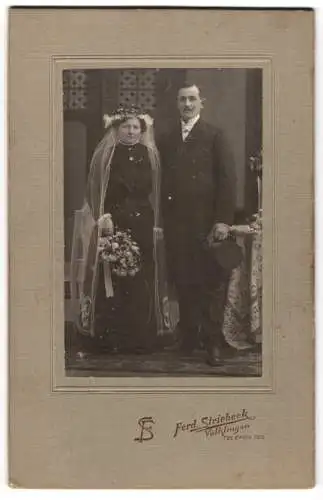 Fotografie Ferd. Striebeck, Völklingen, Hochzeitspaar mit Schleier und Zylinder