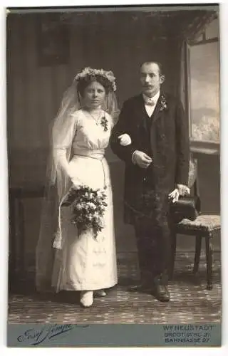 Fotografie Josef Pompe, Wiener Neustadt, Brodtischgasse 21, Hochzeitspaar im Studio