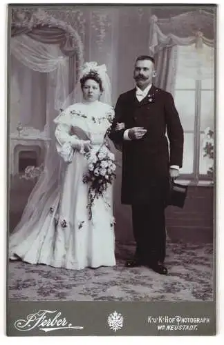 Fotografie F. Ferber, Wiener Neustadt, Bahngasse 30, Hochzeitspaar mit Blumenstrauss