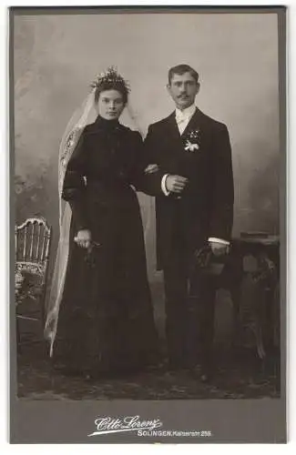 Fotografie Otto Lorenz, Solingen, Kaiserstr. 259, Hochzeitspaar in eleganter Kleidung