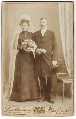 Fotografie Louis Frohwein, Mannheim, Breitestr., Hochzeitspaar in dunkler Kleidung