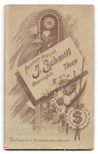 Fotografie J. Schmitt, Trier, Bahnhofstr., Brautpaar in eleganter Kleidung