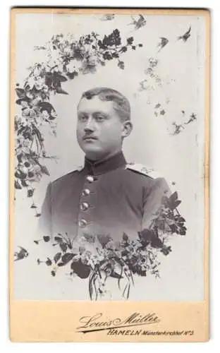 Fotografie Louis Müller, Hameln, Münsterkirchhof Nr. 5, Porträt eines Soldaten in Uniform