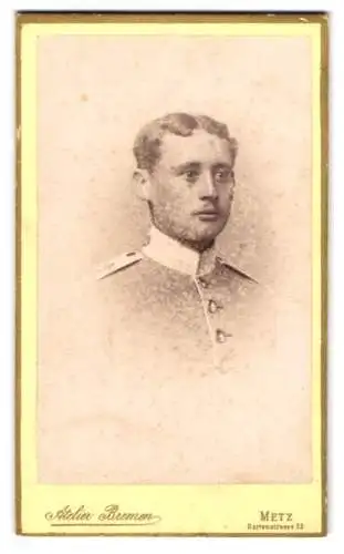 Fotografie Atelier Bremen, Metz, Gartenstrasse 23, Porträt eines jungen Soldaten in Uniform