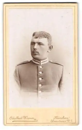 Fotografie Adalbert Werner, München, Elisenstrasse 7, Porträt eines Soldaten in Uniform