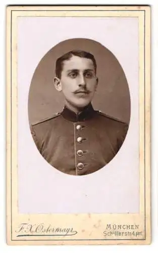 Fotografie F.X. Ostermayr, München, Schillerstrasse 4, Porträt eines jungen Soldaten in Uniform