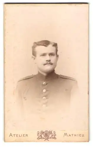 Fotografie Hugo Schlitzberger, Würzburg, Domerschulgasse, Porträt eines Soldaten in Uniform