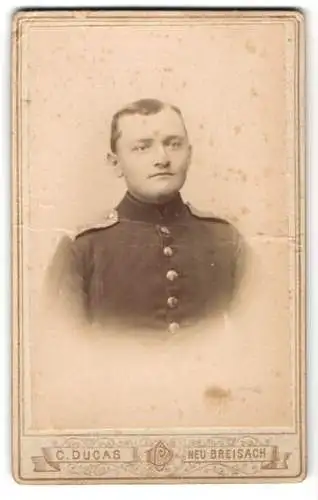 Fotografie C. Ducas, Neu-Breisach, Markt Platz 224, Porträt eines jungen Soldaten in Uniform