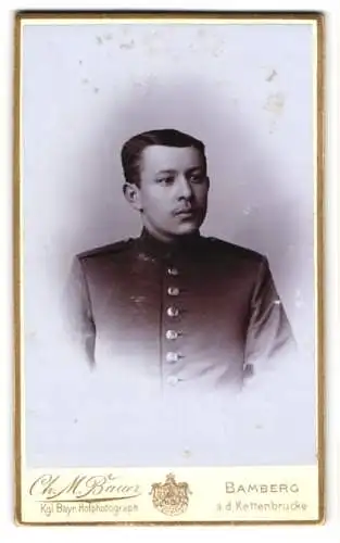 Fotografie Ch. M. Bauer, Bamberg, a.d. Kettenbrücke, Porträt eines jungen Soldaten in Uniform