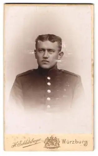 Fotografie Hugo Schlitzberger, Würzburg, Domerschulgasse, Porträt eines jungen Soldaten in Uniform