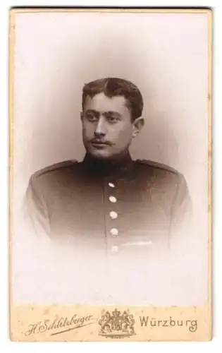 Fotografie Hugo Schlitzberger, Würzburg, Domerschulgasse, Portrait eines Soldaten in Uniform