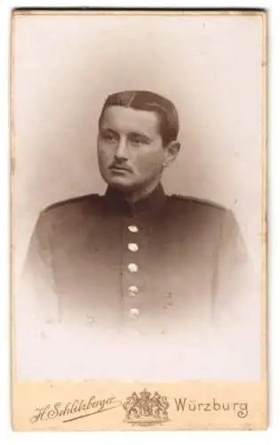 Fotografie H. Schlitzberger, Würzburg, Domerschulgasse, Porträt eines jungen Soldaten in Uniform