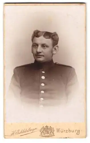 Fotografie H. Schlitzberger, Würzburg, Domerschulgasse, Porträt eines Soldaten in Uniform