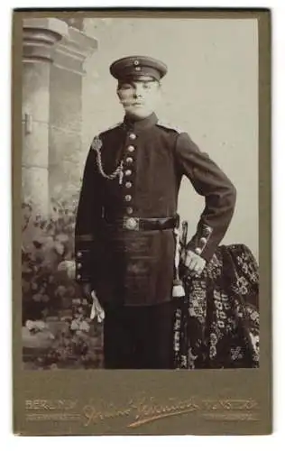 Fotografie Atelier Schubert, Berlin, Potsdamer Str. 3, Soldat in Uniform