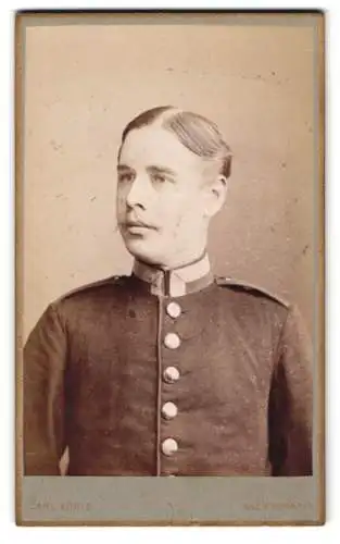 Fotografie Carl König, Naumburg, Lindenstrasse 4, Porträt eines Soldaten in Uniform