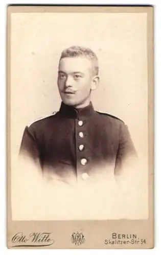 Fotografie Otto Witte, Berlin, Skalitzer-Str. 54, Porträt eines jungen Soldaten in Uniform