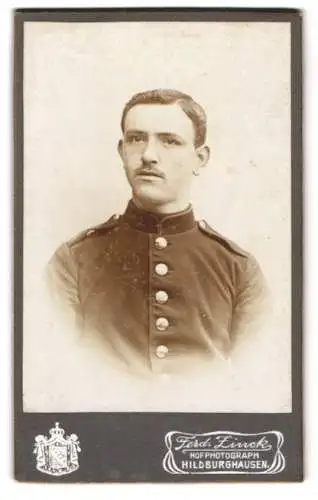 Fotografie Ferd. Zinck, Hildburghausen, Portrait eines Soldaten in Uniform