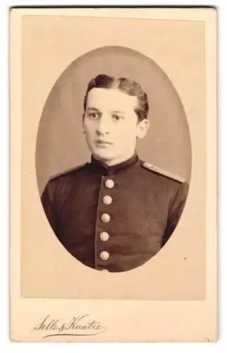 Fotografie Selle &amp Kuntze, Potsdam, Schwertfegerstr. 14, Porträt eines jungen Soldaten in Uniform