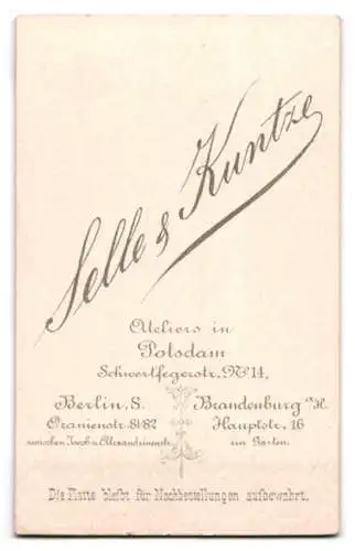 Fotografie Selle &amp Kuntze, Potsdam, Schwertfegerstr. 14, Porträt eines jungen Soldaten in Uniform