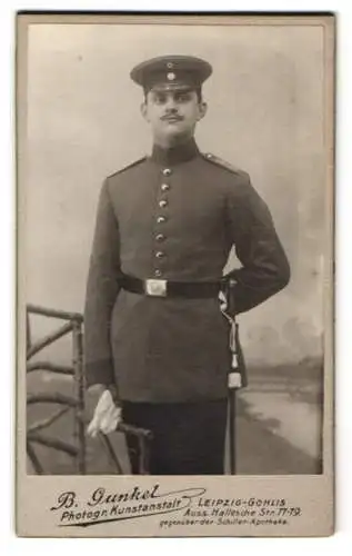 Fotografie B. Gunkel, Leipzig-Gohlis, Hallesche Str. 77-79, Portrait eines Soldaten in Uniform