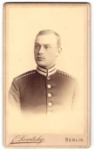 Fotografie Jul. Sawitzky, Berlin, Behrenstr. 21, Portrait eines jungen Soldaten in Uniform