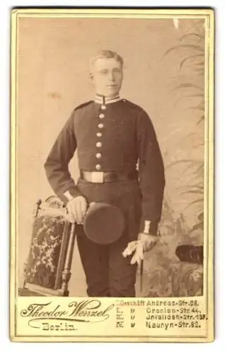 Fotografie Theodor Wenzel, Berlin, Andreas-Str. 28, Soldat in Uniform