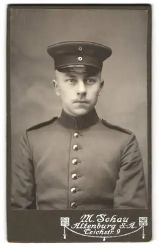 Fotografie M. Schau, Altenburg S.A., Teichstr. 9, Porträt eines Soldaten in Uniform