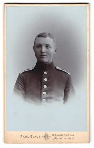 Fotografie Paul Glaue, Braunschweig, Altstadtmarkt 12, Porträt eines jungen Soldaten in Uniform