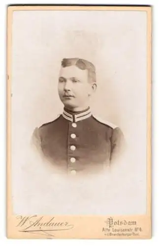 Fotografie W. Andauer, Potsdam, Alte Luisenstr. Nr. 6, Porträt eines Soldaten in Uniform