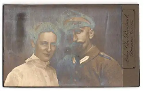 Fotografie Chr. Pundsack, Bremen, Wall 116, Uniformierter Soldat mit seiner Frau